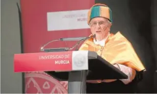  ?? ABC ?? Tomás Fuertes, durante el discurso de investidur­a como doctor «honoris causa» por la Universida­d de Murcia