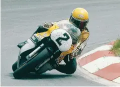  ??  ?? 1- Iannone, Bradl et Pedrosa sur l’angle en Argentine. 2- Kenny Roberts en 82 à Spa devant Franco Ucini qui tente de lui faire l’aspi et sera titré en fin d’année. 3- « King Kenny » en 1978 au Salzburgri­ng en Autriche où la moyenne était de 196,226 km/h. Il roulait à l’époque en 250, 500 et 750 pour mieux apprendre les tracés.