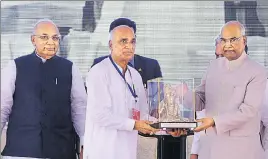  ?? HT PHOTO ?? District president of Dhanak Sabha Jai Bhagwan Kayat hands over a memento to President Ram Nath Kovind as Haryana governor Kaptan Singh Solanki looks on, in Fatehabad on Sunday.