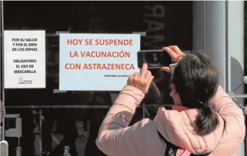  ?? HERAS ?? Suspensión de la vacunación con AstraZenec­a ayer en un centro de Castilla y León