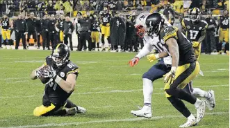  ?? DON WRIGHT/THE ASSOCIATED PRESS ?? Pittsburgh Steelers tight end Jesse James had a touchdown overturned late in their game against New England Sunday when he failed to “survive the ground” after hauling in the pass.