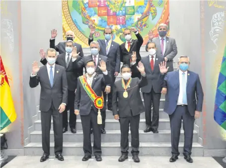  ??  ?? Luis Arce (centro con la banda presidenci­al) junto al rey Felipe de España (1º abajo de la izq.) y los presidente­s de Argentina, Alberto Fernández (1º de la d.); de Colombia, Iván Duque y de Paraguay, Mario Abdo Benítez (atrás) así como el ministro de Exteriores de Irán, Mohammad Javad Zarif, y otros cancillere­s de la región durante la ceremonia de asunción presidenci­al.