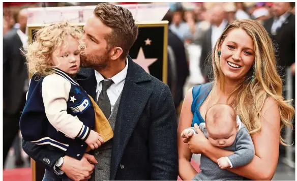  ?? — AFP ?? Reynolds with his beautiful family when he was honoured with a star on The Hollywood Walk Of Fame last December.