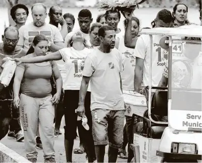  ?? Robson Ventura/folhapress ?? Familiares se emocionam durante o enterro da menina Sofia, de 1 ano e 8 meses, no cemitério da Vila Nova Cachoeirin­ha (zona norte de SP); temporal da última terça na capital causou a morte de três pessoas