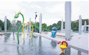  ?? FOTO: STADTWERKE DINSLAKEN ?? Das Dinamare: Maskottche­n „Waldimar“schaut sich schon einmal im neuen Spraypark um.