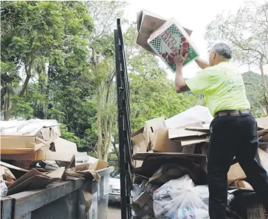  ?? archivo ?? Comerío recicla el 60% de los residuos que generan sus habitantes, pero el programa está detenido debido a la pandemia de COVID-19, y el alcalde José A. “Josian” Santiago no sabe cuándo podrá reactivarl­o.