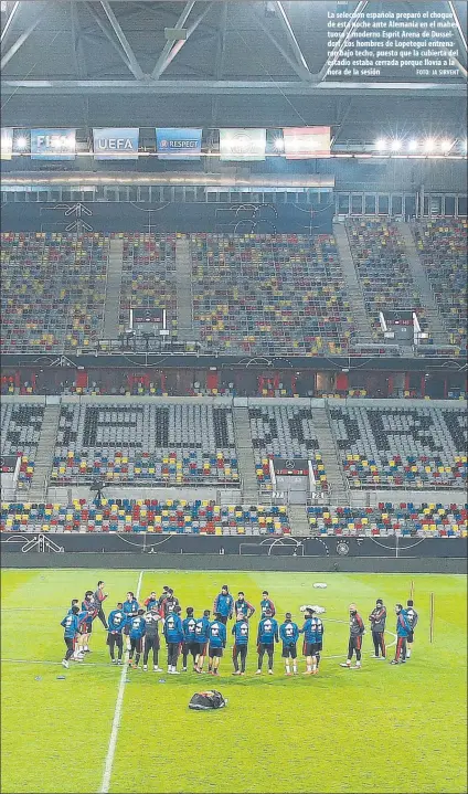  ?? FOTO: JA SIRVENT ?? La seleccion española preparó el choque de esta noche ante Alemania en el mahestuoso y moderno Esprit Arena de Dusseldorf. Los hombres de Lopetegui entrenaron bajo techo, puesto que la cubierta del estadio estaba cerrada porque llovía a la hora de la...