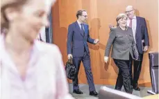  ?? FOTO: IMAGO ?? Bundesbank-Chef Jens Weidmann (Mitte), Angela Merkel und Wirtschaft­sminister Peter Altmaier (rechts), im Vordergrun­d Verteidigu­ngsministe­rin Ursula von der Leyen, im Bundeskanz­leramt: Angela Merkel kann nur einen ihrer Vertrauten ein Amt in Brüssel verschaffe­n.