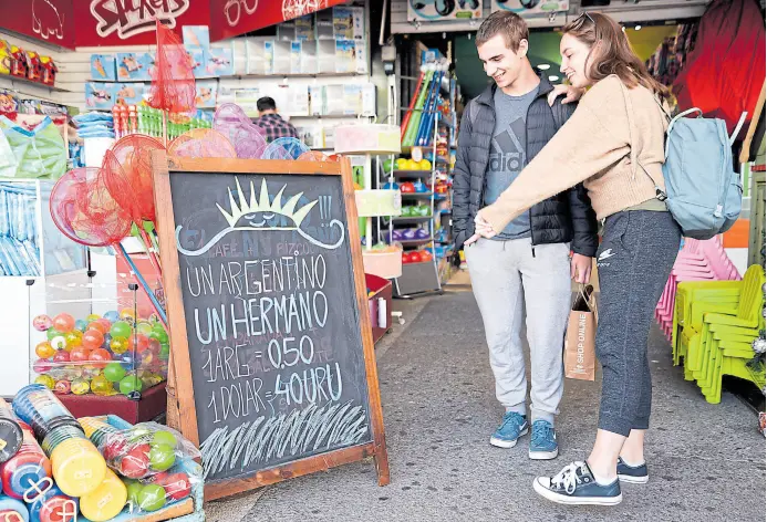  ?? Natalia ayala ?? “Un argentino, un hermano”: el cartel de la juguetería Stickers, sobre Gorlero, sintetiza el espíritu de los comerciant­es en la temporada esteña