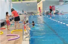  ?? FOTO: LIONS CLUB LINDAU ?? Die Kids auf Schwimmkur­s.