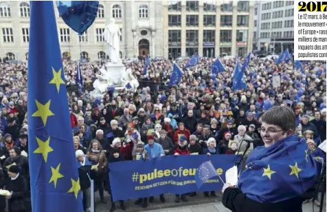  ??  ?? 2017 Le 12 mars, à Berlin, le mouvement « Pulse of Europe » rassemble des milliers de manifestan­ts inquiets des attaques populistes contre l’Union.