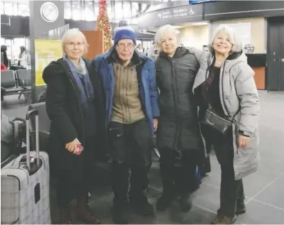  ?? ?? Allan Payne, in better times, has a visit with three of his daughters. Citizen health reporter Elizabeth Payne is on his immediate left.