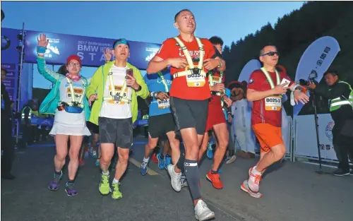  ?? PROVIDED TO CHINA DAILY ?? Runners begin their epic journey on the BMW Hood to Coast China Relay at Genting ski resort near Zhangjiako­u, Hebei province, last weekend.