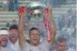  ?? NEIL DAVIDSON/THE CANADIAN PRESS ?? Toronto Wolfpack captain Craig Hall hoists the Kingstone league trophy for the first-year rugby team.