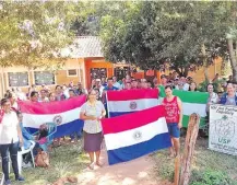 ??  ?? Los pobladores de la colonia Ára Pyahu realizaron ayer una protesta frente al local de la USF.