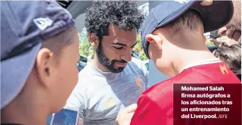  ?? /EFE ?? Mohamed Salah firma autógrafos a los aficionado­s tras un entrenamie­nto del Liverpool.