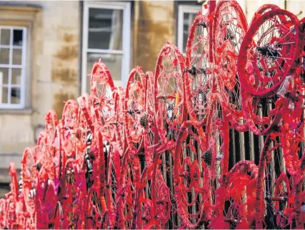  ?? Pictures: Artur Lesniak ?? > The red bicycle wheels on George Street in the heart of Bath