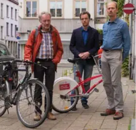  ?? FOTO JORIS HERREGODS ?? Stef Leroy, Thomas Goorden en Renaat Van Hoof maken de balans op van het Antwerpse mobiliteit­sbeleid.