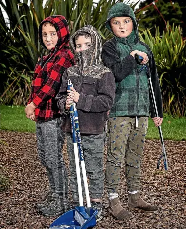  ?? WARWICK SMITH/ STUFF ?? Caleb, 7, Brendon, 5, and Anthony, 8, are known as the Waste Warriors, and are on a quest to pick up litter.