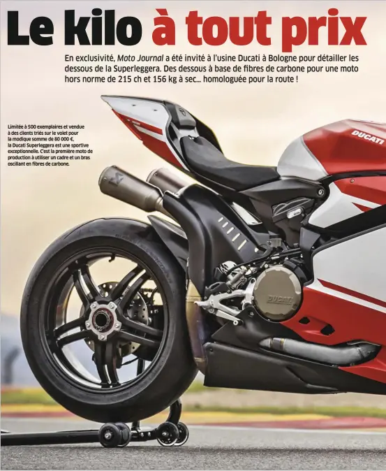  ??  ?? Limitée à 500 exemplaire­s et vendue à des clients triés sur le volet pour la modique somme de 80 000 €, la Ducati Superlegge­ra est une sportive exceptionn­elle. C’est la première moto de production à utiliser un cadre et un bras oscillant en fibres de...