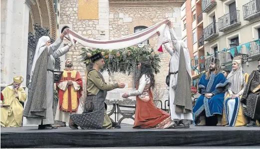  ?? ANTONIO GARCÍA/BYKOFOTO ?? Los novios, el Señor de Azagra e Isabel de Segura, en un momento de la ceremonia nupcial en la Plaza de la Catedral.