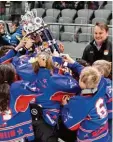  ?? Foto: Augsburger EV ?? Ein großer Pokal wartet auf die Sieger des Bambini Cups. In Augsburg treten die Jungadler Mannheim als Titelverte­i diger an.