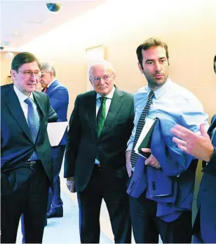  ?? ?? El secretario del Tesoro (c) escucha al presidente de BBVA, Carlos Torres Vila