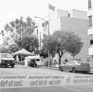  ??  ?? KAKITANGAN pejabat koroner mengalihka­n mayat suspek dari pekarangan konsulat China (kanan) di Los Angeles, California kelmarin. — Gambar AFP