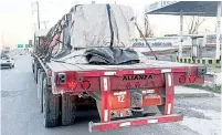  ?? ?? ▮
La pesada unidad de tráiler viajaba a baja velocidad por el carril indicado.