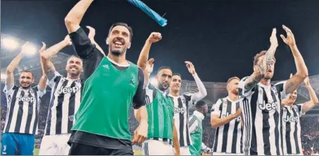  ?? AFP ?? ■ Juventus' goalkeeper Gianluigi Buffon celebrates with teammates after draw against AS Roma that saw them lift Serie A title at the Olympic stadium in Rome.