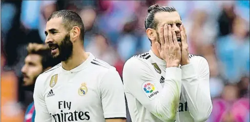  ?? GABRIEL BOUYS / AFP ?? Gareth Bale es lamenta d’una ocasió fallada al costat de Karim Benzema
