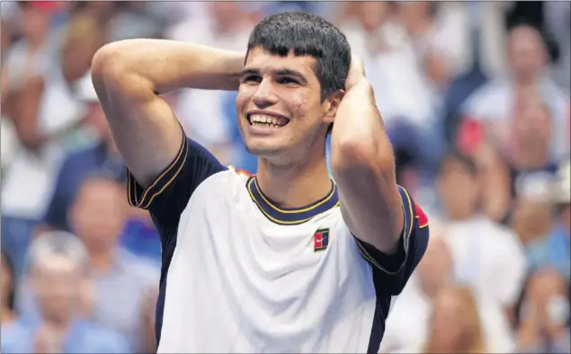  ??  ?? Carlos Alcaraz se lleva las manos a la cabeza como señal de incredulid­ad tras vencer a Stefanos Tsitsipas en la tercera ronda del US Open.