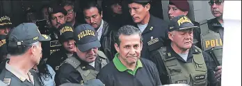  ?? EFE ?? CONDENA. El expresiden­te del Perú Ollanta Humala cuando abandonaba junto a su esposa el local de su partido político. Confiaba en que no se le dictaría prisión. Ayer viernes dejó el Palacio de Justicia rumbo a la prisión donde está Fujimori. Su esposa fue custodiada al penal Virgen de Fátima.