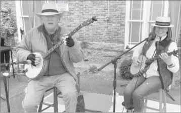  ?? LOUISE SMITH ?? Bill Nunnelly and Valerie Kerr performed harmonious­ly together.