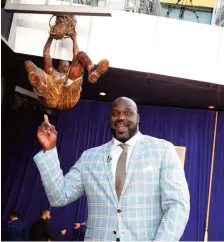  ??  ?? La statue de Shaquille O’neil est accrochée à la structure du Staples Center et montre l’ex-joueur des Lakers effectuant un dunk.