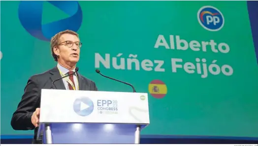  ?? DAVID MUDARRA / PP ?? El presidente del PP, Alberto Núñez Feijóo, interviene ayer en el congreso del Partido Popular Europeo en Rotterdam.