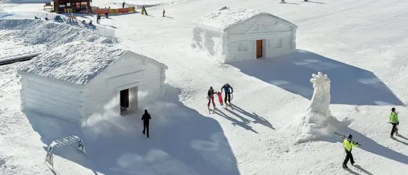  ?? (foto Pizzini Scolari) ?? Di ghiaccio Le snow suite, casette di ghiaccio realizzate a Livigno con neve pressata secondo il metodo utilizzato per costruire gli igloo. Si trovano a 1.816 metri d’altezza