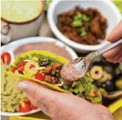  ?? Foto: Mascha Brichta, dpa ?? Tacos sind kleine gefüllte Maisfladen. Man sollte sie nicht zu voll machen, sonst fällt alles runter.