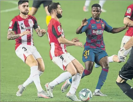  ?? FOTO: PERE PUNTI ?? Sin dueño Núñez, Yeray y Ansu Fati intentan llegar a un balón dividido en el partido entre el Barça y el Athletic