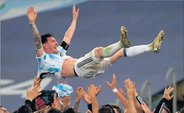  ??  ?? Leo Messi fue mantenado por sus compañeros tras el pitido final que les hacía campeones de la Copa América.