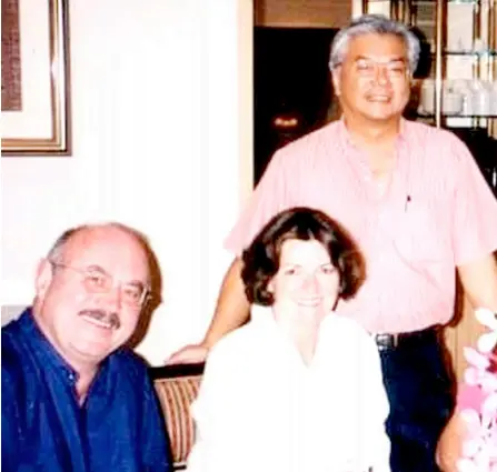  ?? ?? (From right) The columnist with Blethyn and Hoskins at Kuching Hilton Hotel in this photo taken in May 2000, behind the scenes of ‘The Sleeping Dictionary’.