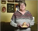  ?? MATTHEW JONAS — STAFF PHOTOGRAPH­ER ?? Ronda Haskins poses for a portrait at her home in Broomfield on Jan. 25 while holding the “Great Catch” award that was given to editors when they caught mistakes before the paper went to print.