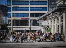  ?? Bild: Mia Höglund ?? Nu kommer tydligare riktlinjer för hur tätt man får sitta på restaurang­er. Bilden är tagen i samband med en inspektion tidigare i vår.