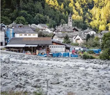  ?? Foto: Gian Ehrenzelle­r, Keystone, dpa ?? Schlamm und Gesteinsbr­ocken liegen am 24. August in Bondo im Kanton Graubünden (Schweiz). Am 3369 Meter hohen Piz Cen galo hinter Bondo hatten sich Gesteinsma­ssen gelöst und waren ins Tal gedonnert.