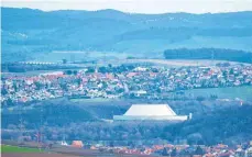  ?? FOTO: BERND WEISSBROD/DPA ?? Soll am 15. April endgültig abgeschalt­et werden: Block 2 des Kernkraftw­erks Neckarwest­heim der EnBW.