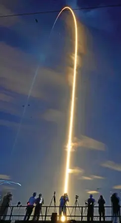  ?? FOTO: JOHN RAOUX / DPA ?? Beeindruck­endes Bild: Schaulusti­ge verfolgen den Raketensta­rt vom Weltraumba­hnhof in Cape Canaveral.