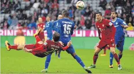  ?? FOTO: IMAGO ?? Keiner fliegt schöner: Thomas Müller erzielt mit dem Rücken zum Tor das 2:1 gegen Darmstadt, Junior Diaz kommt zu spät.