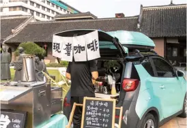  ?? (Photo by VCG) ?? Top: A man sells coffee from his car outside Tianning Temple, an ancient Buddhist temple in Yangzhou, Jiangsu Province, September 30, 2022