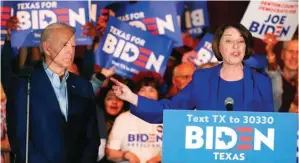  ?? RICHARD W. RODRIGUEZ/AP ?? MENAPAK SEJARAH: Joe Biden didampingi Amy Klobuchar, senator dari Minnesota, pada kampanye di Dallas, 2 Maret. Klobuchar akhirnya mengundurk­an diri sebagai kandidat Wapres untuk mendamping­i Biden.