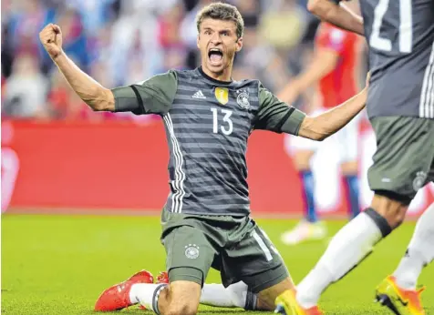  ?? Foto: Federico Gambarini, dpa ?? Bei der Europameis­terschaft in Frankreich erzielte er keinen Treffer, in der WM-Qualifikat­ion hat Thomas Müller seine Torflaute beendet. Gegen Norwegen trug er mit seinen Treffern zu einem gelungenen Auftakt in der Quali-Gruppe bei.